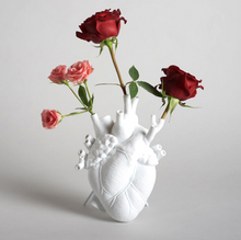 Load image into Gallery viewer, Beating Heart Flower Vase